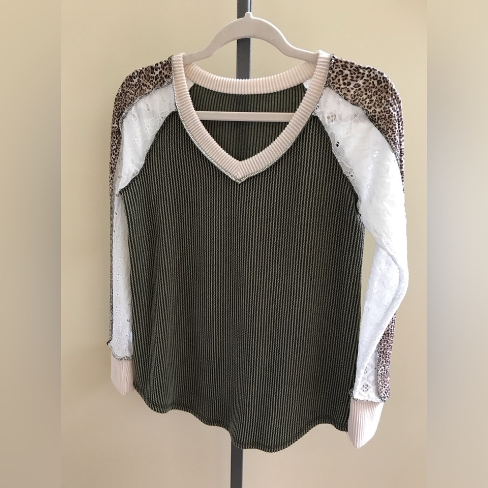7th Ray Olive Green Ribbed V-Neck Sweater with Leopard & White Lace Sleeves